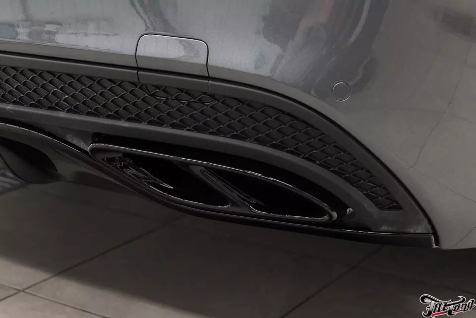 Mercedes C43AMG. Удаление хрома с кузова и окрас в черный глянец. Порошковый окрас дисков с алмазной проточкой.
